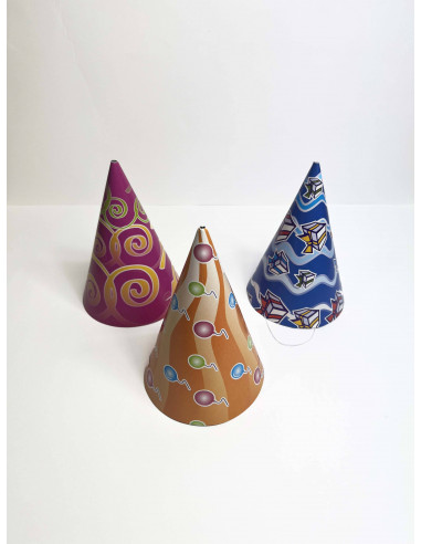 Gorros de cartón con forma de cono de colores surtidos. 

El paquete contiene 25 unidades.